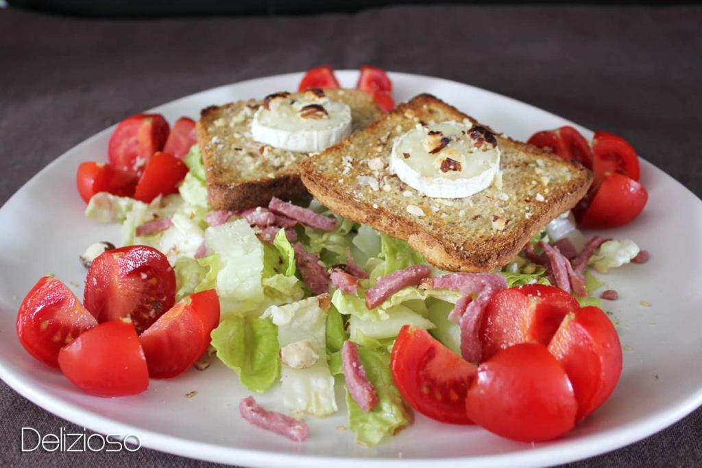 Salade de chèvre chaud aux noisettes et bacon 330 Calories Délizioso