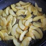 Clafoutis aux pommes caramélisées