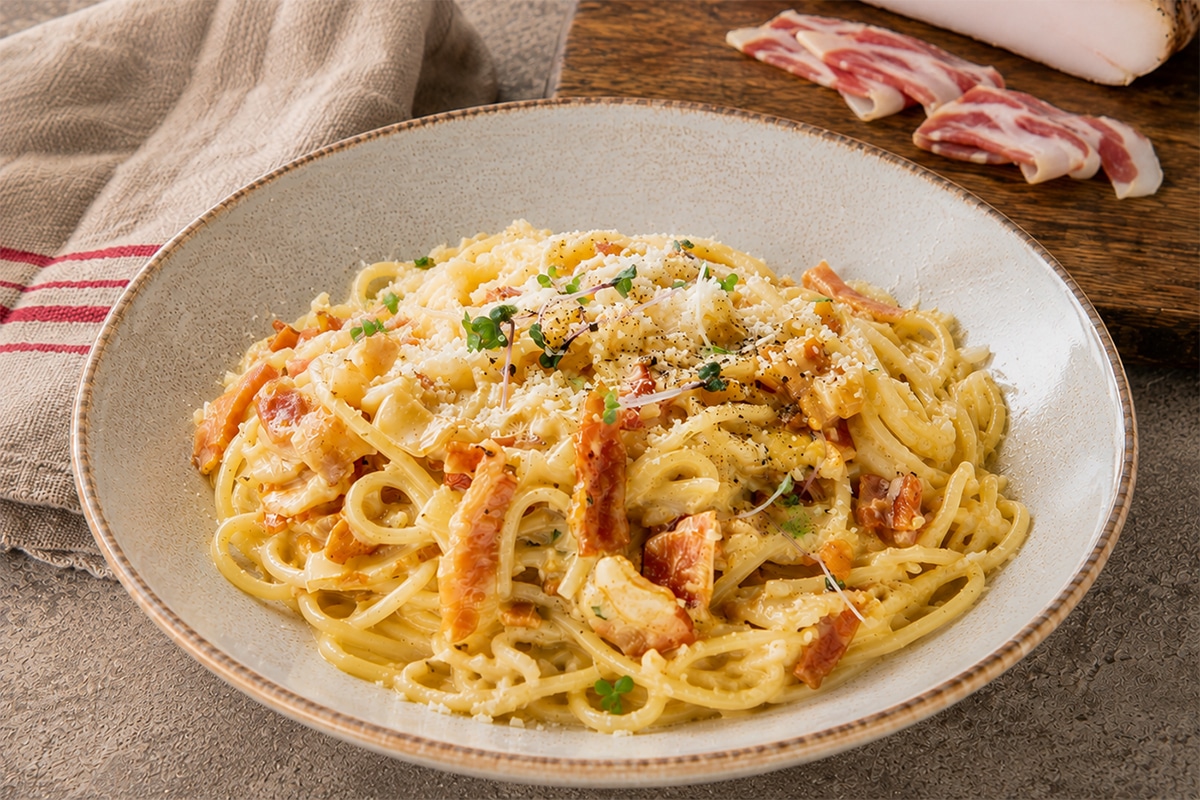 Pâtes carbonara à l'italienne avec guanciale, pecorino romano et sauce crémeuse sans crème