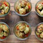 Boulettes de poulet, riz et poivrons en bocaux.