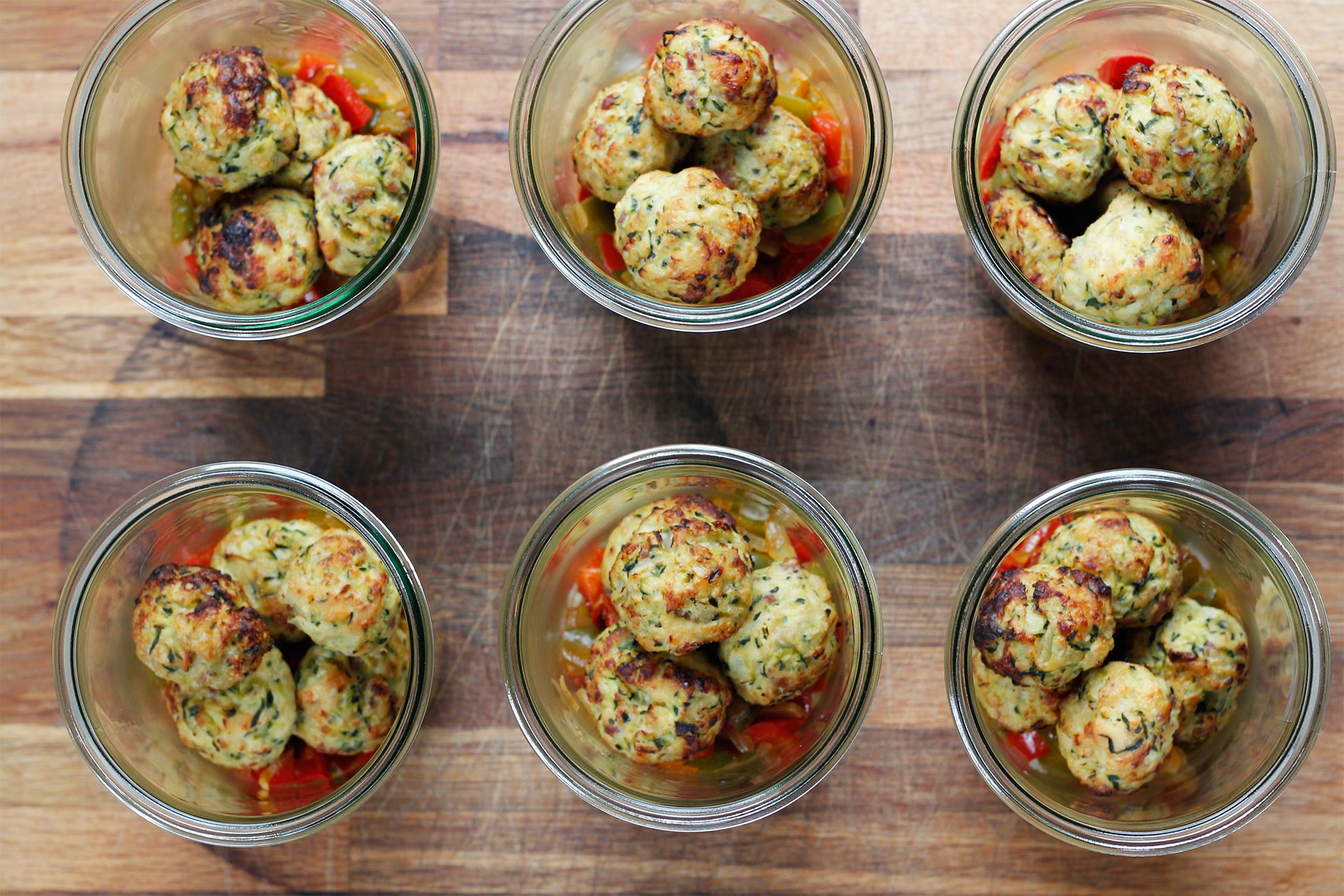 Boulettes de poulet, riz et poivrons en bocaux.