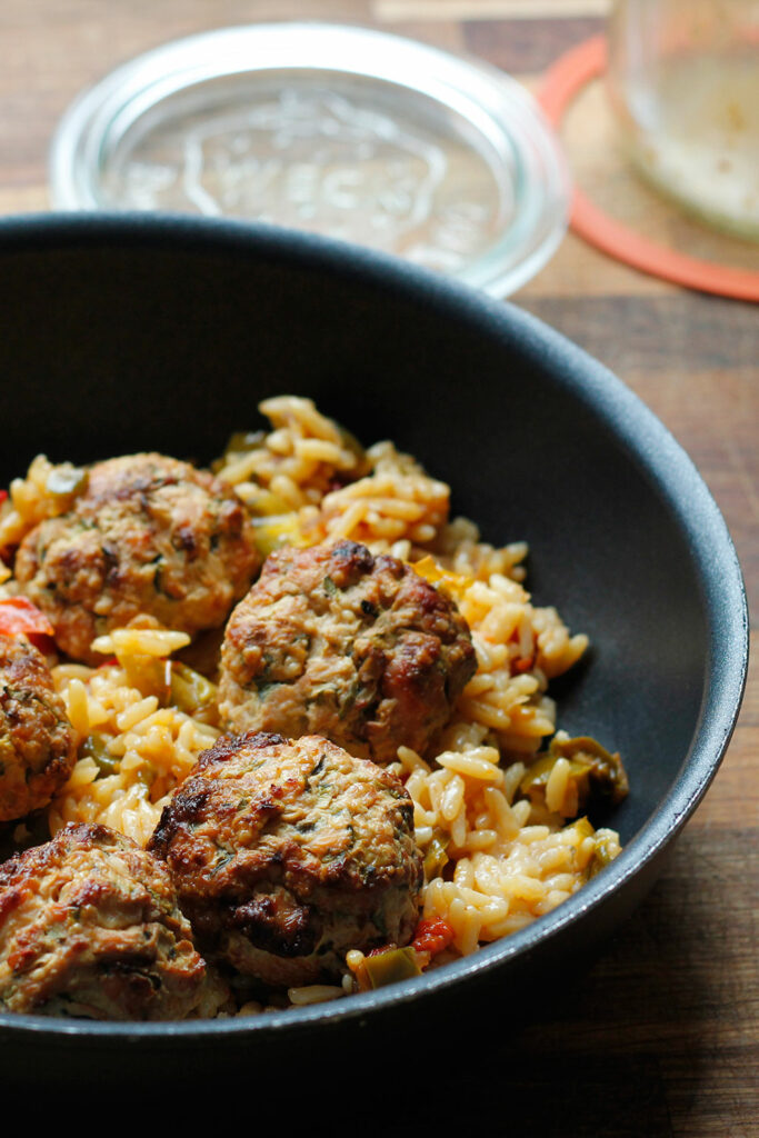 Boulettes de poulet, riz et poivrons en bocaux.