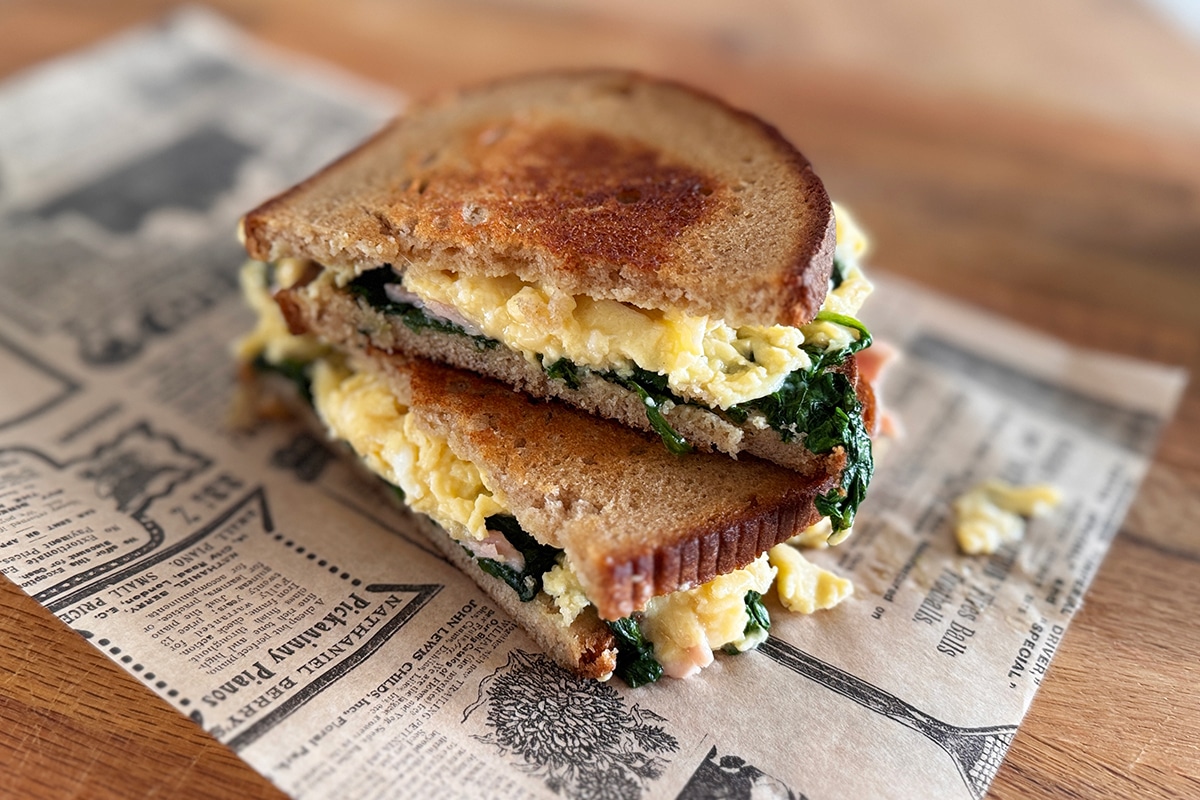 Croque-monsieur aux oeufs brouillés, épinards et jambon