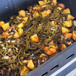Poêlée campagnarde au airfryer : pommes de terre croustillantes, champignons dorés et haricots verts, simple et savoureuse.