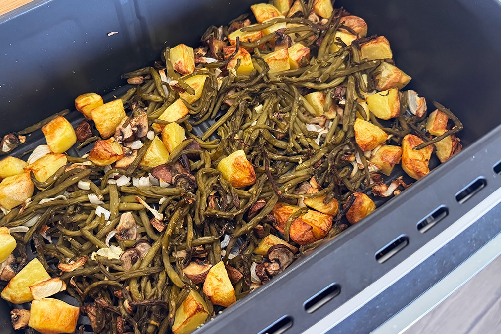 Poêlée campagnarde au airfryer : pommes de terre croustillantes, champignons dorés et haricots verts, simple et savoureuse.