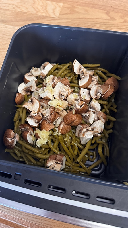 Poêlée campagnarde au airfryer avec pommes de terre dorées, champignons de Paris et haricots verts, servie chaude dans un plat rustique.