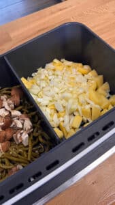 Poêlée campagnarde au airfryer avec pommes de terre dorées, champignons de Paris et haricots verts, servie chaude dans un plat rustique.