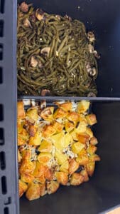 Poêlée campagnarde au airfryer avec pommes de terre dorées, champignons de Paris et haricots verts, servie chaude dans un plat rustique.
