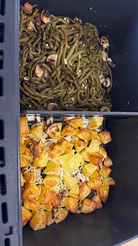 Poêlée campagnarde au airfryer avec pommes de terre dorées, champignons de Paris et haricots verts, servie chaude dans un plat rustique.