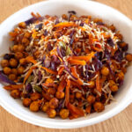 Poêlée légère de chou rouge, carottes et pois chiches