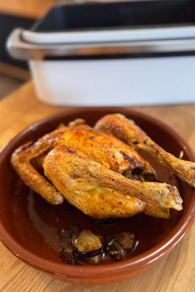 poulet rôti tous juste sorti du air fryer avec sa peau croustillante