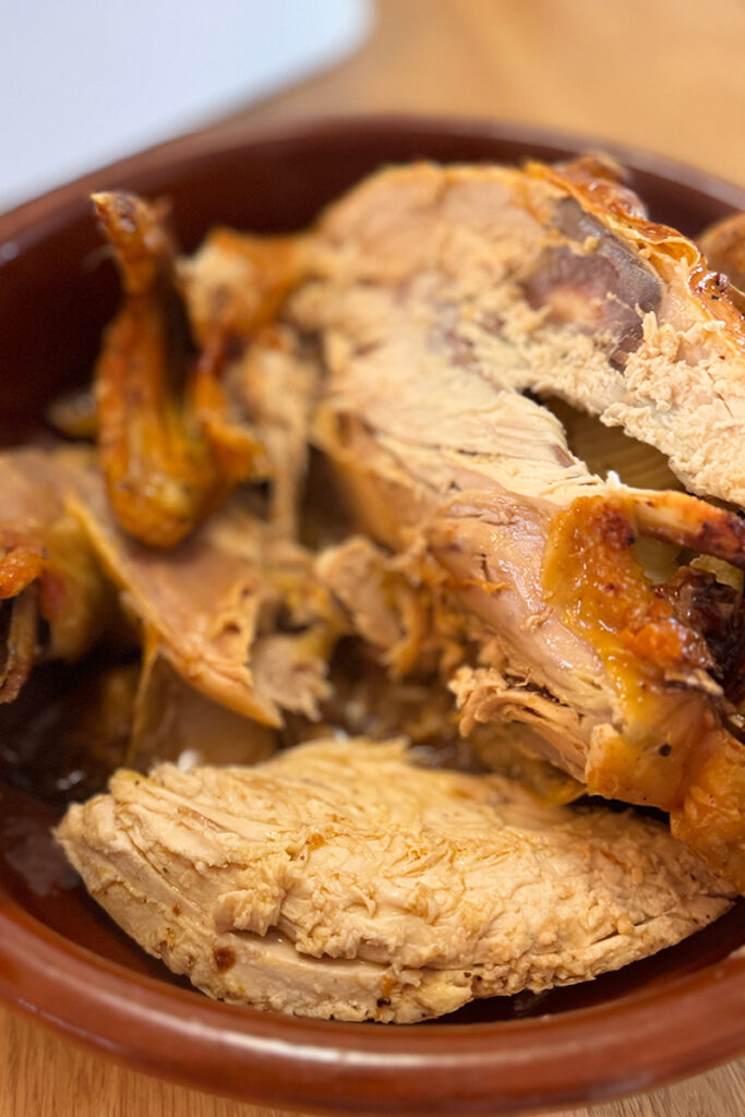 poulet rôti au air fryer découpé avec son jus maison