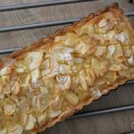 Tarte aux pommes normande maison avec des amandes effilées