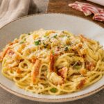 Pâtes carbonara à l'italienne avec guanciale, pecorino romano et sauce crémeuse sans crème